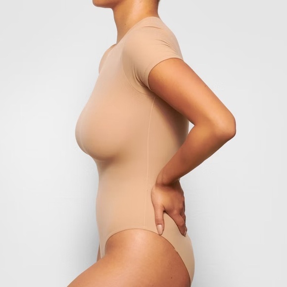 SKIMS Fits Everybody T-Shirt Bodysuit - Picture 3 of 8